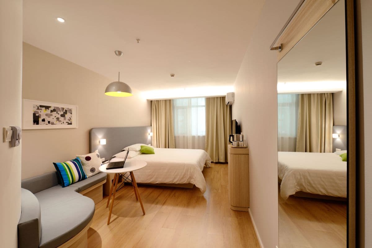 Deluxe king room with city view